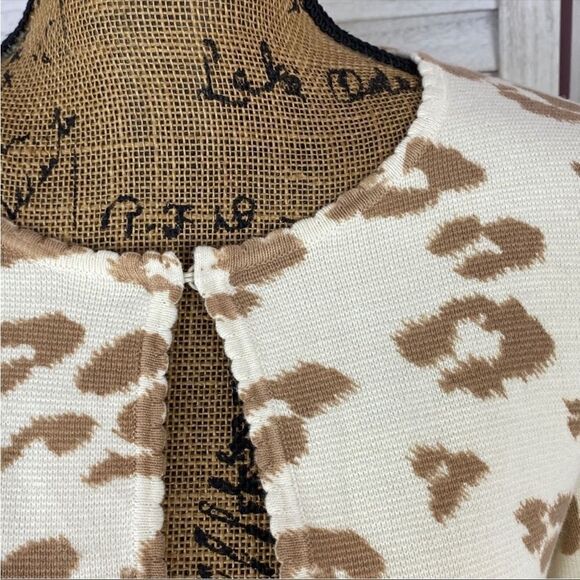 Chico’s Charlee Cheetah Lace Hem Crop Cardigan Sweater Cream Tan Small - Picture 3 of 13